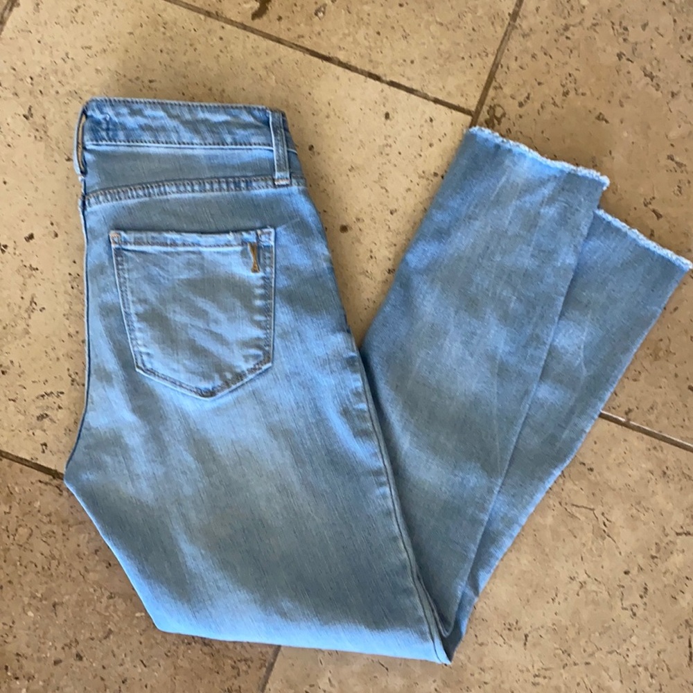 Light-washed skinny and stretchy frayed ankle jeans. Vintage America size 2/26